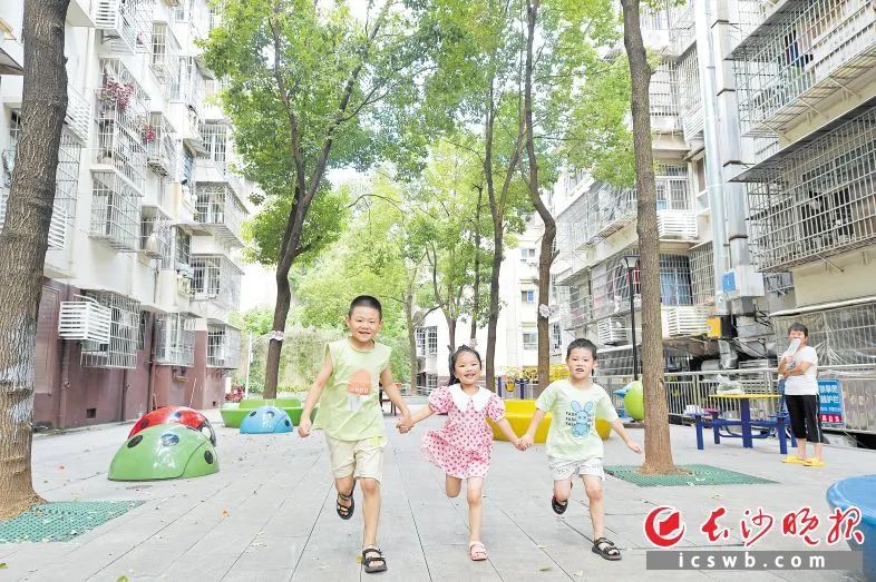 提質(zhì)改造后的木材廠小區(qū)乒乓球臺健身器材等設(shè)施一應(yīng)俱全圖片均為長沙晚報全媒體記者王志偉攝圖片